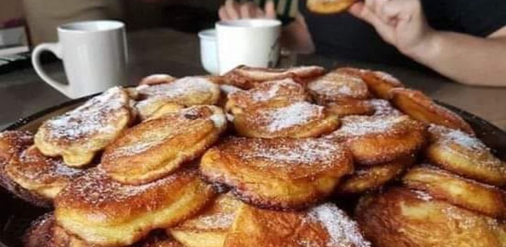 Donuts with apples that have been pan-fried