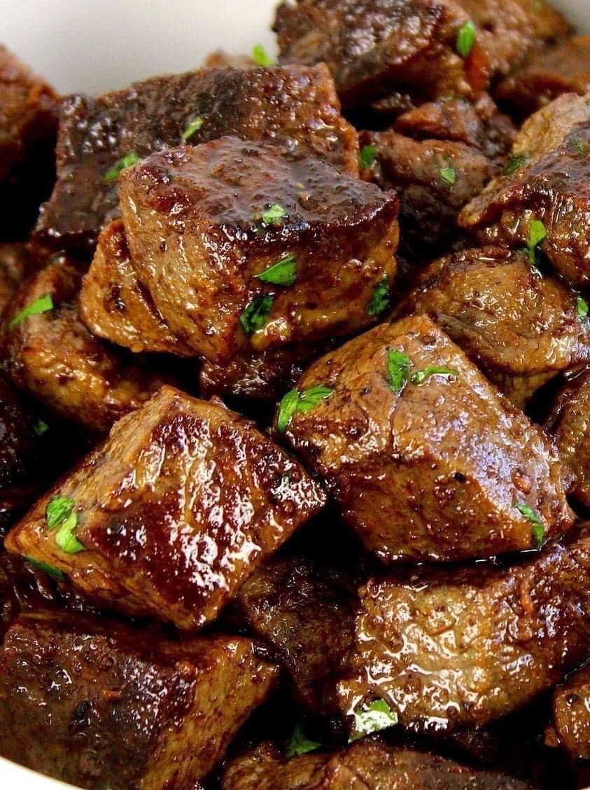 GARLIC BUTTER STEAK BITES THAT ARE TENDER AND JUICY