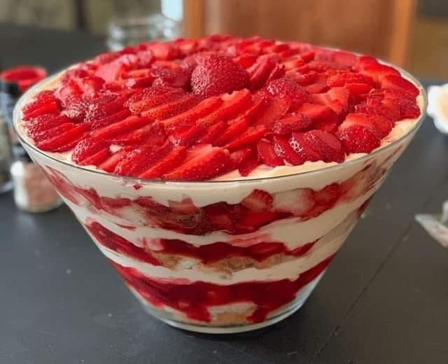 STRAWBERRY CHEESECAKE TRIFLE