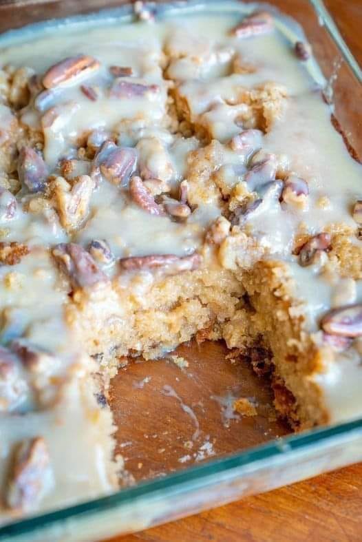 CAKE WITH BUTTER, PECANS, AND PRALINE