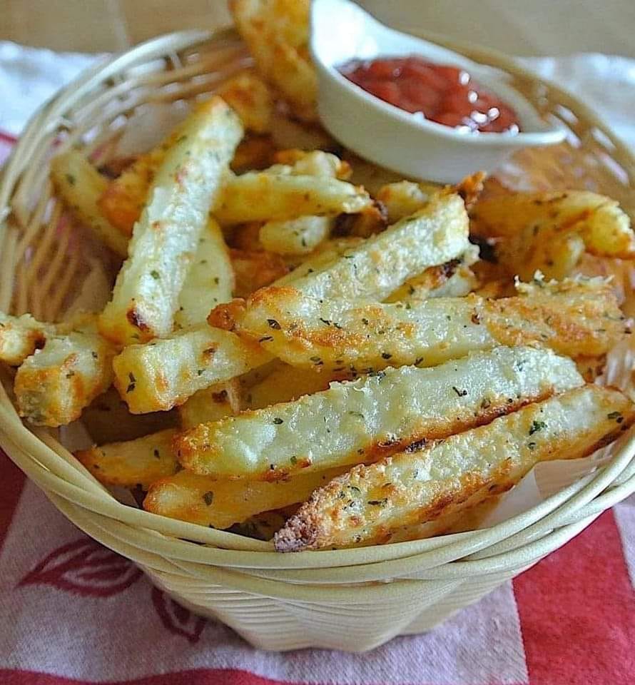 FRIES WITH GARLIC AND PARMESAN