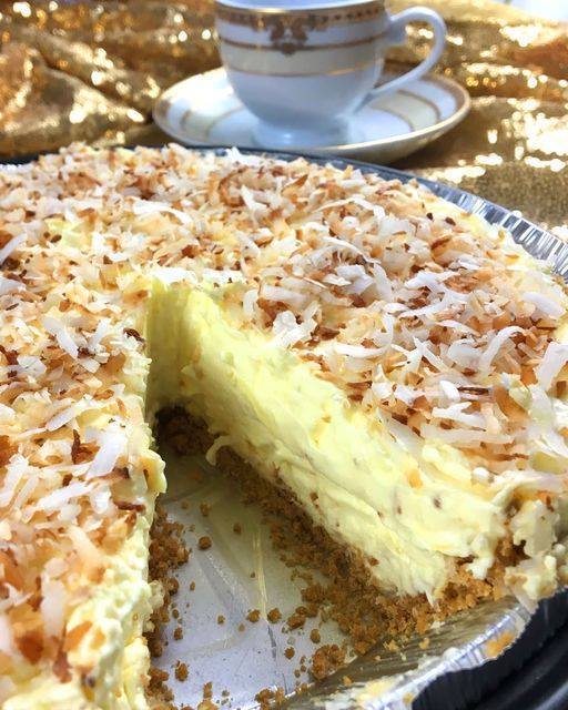 AMAZING CREAMY COCONUT PIE