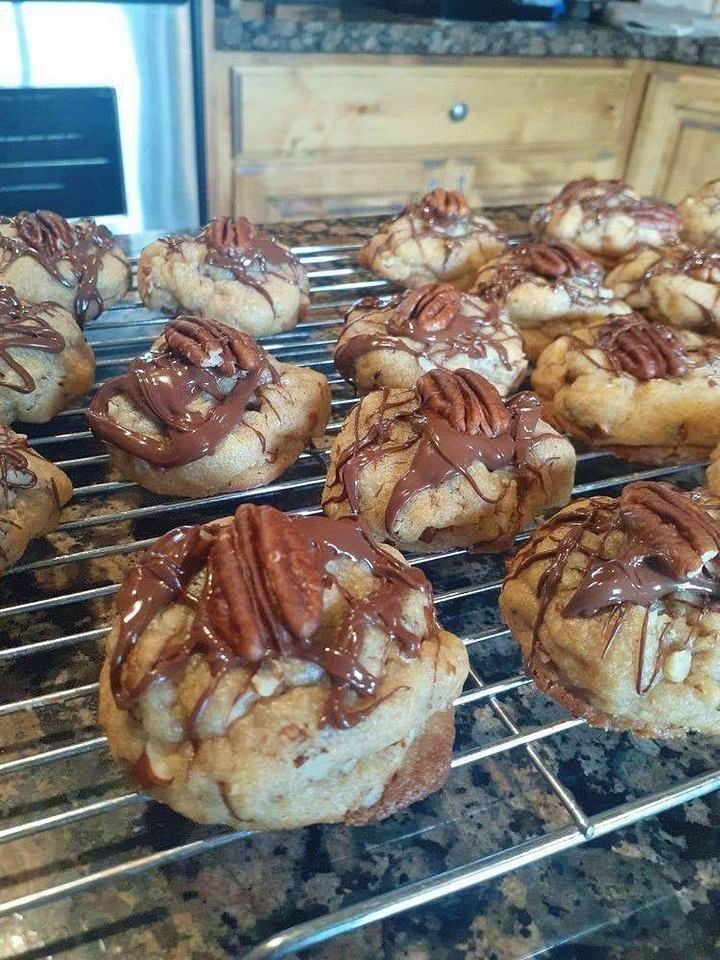 COOKIES WITH BUTTER AND PECANS