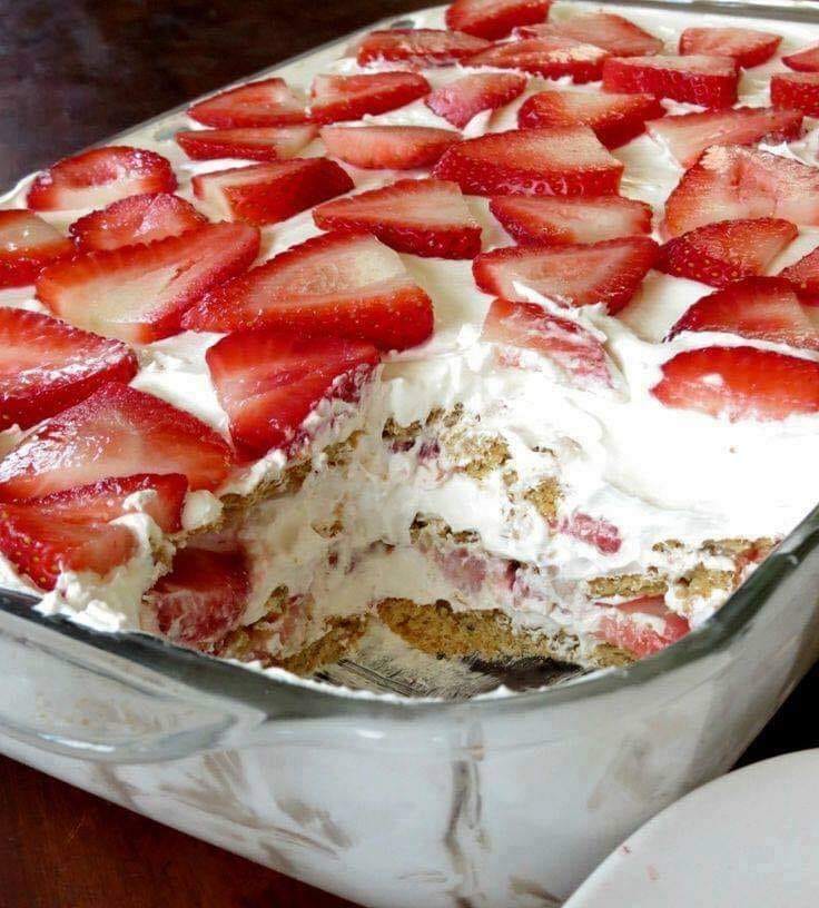 CAKE WITH STRAWBERRY CREAM AND CHEESE IN AN ICEBOX