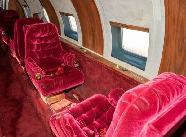 Inside Elvis Presley’s Private Jet: A Glimpse into the King’s Extravagant Lifestyle