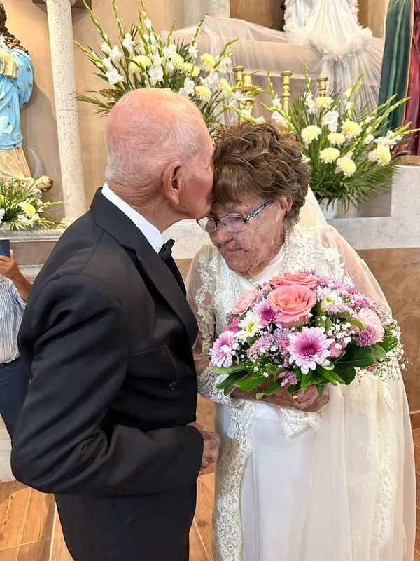 Grandparents Say, “YES, I Do” After 40 Years of Living Together