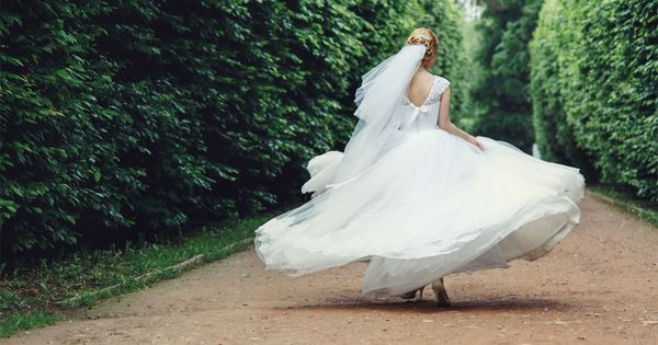 Bride receives strange call in church – leaves immediately without a word