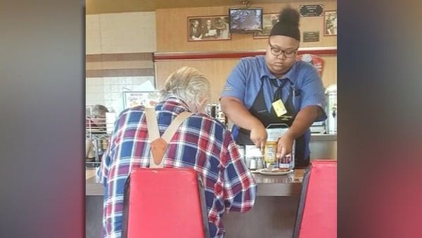 Woman takes sneak photo behind old man's back: Reveals truth of what waitress does to the food