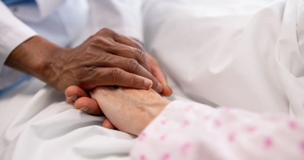 Heartwarming Love: Elderly Couple Holds Hands in ICU