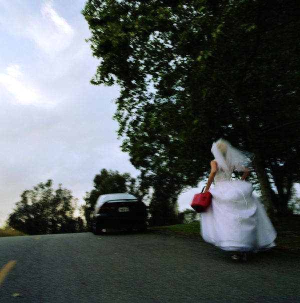 Bride Runs Away from Her Own Wedding after Getting a Mysterious Wedding Gift