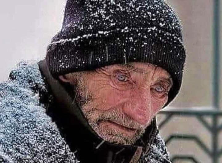 On a Very Cold Night, a Rich Man Met a Homeless Old Man