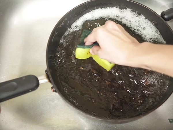 Cleaning a Burnt Pan Made Easy: Natural Methods for Quick and Effective Results