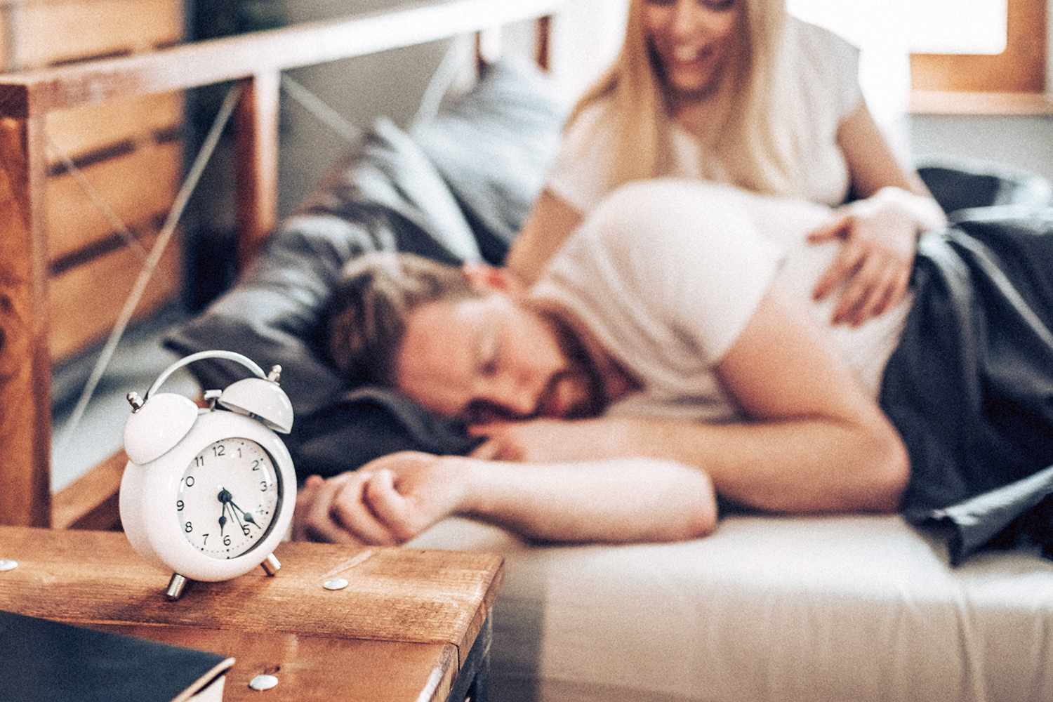 Woman Claims Her Boyfriend Thinks It’s Her ‘Responsibility’ to Wake Him Up for Work, Sparking Reddit Discussion