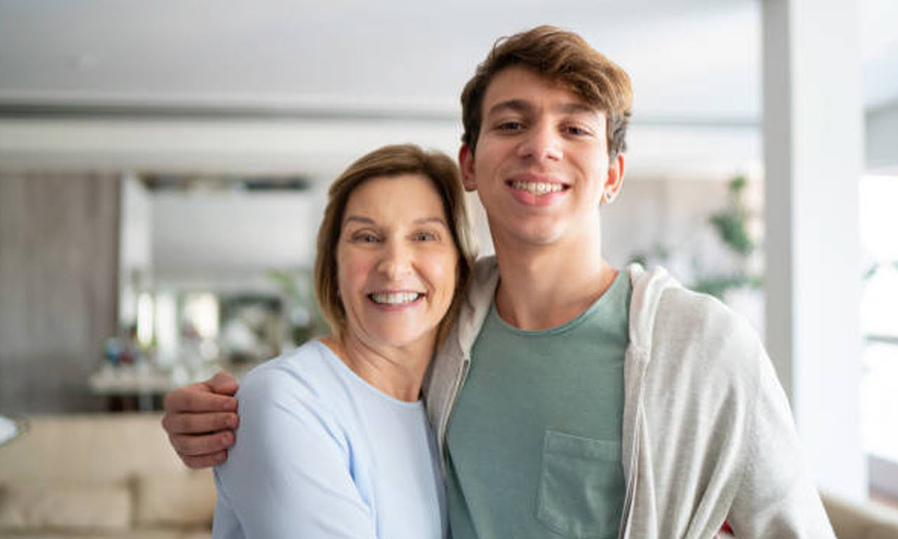 The Heartwarming Reunion of a Grandmother and Her Estranged Grandson