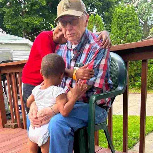 An 82-Year-Old Man Who Felt Alone and Lost His Wife Chooses to Assist His New Neighbours