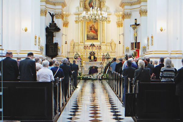 “Son Arrives at Dad’s Funeral in Bright Suit Smiling, Priest Stops the Ceremony”