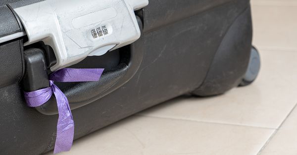 Baggage handler reveals why you should never tie a ribbon on your luggage